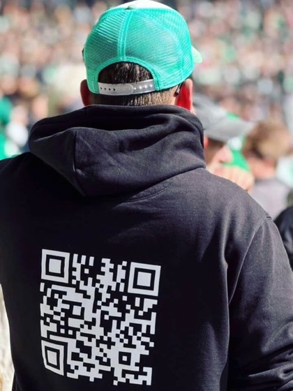 Philipp von hinten im Weserstadion, mit QR-Code auf dem Pulli
